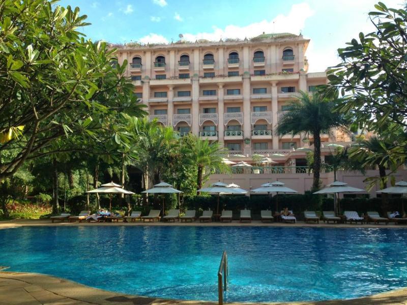 The Leela Palace Bengaluru Exterior photo